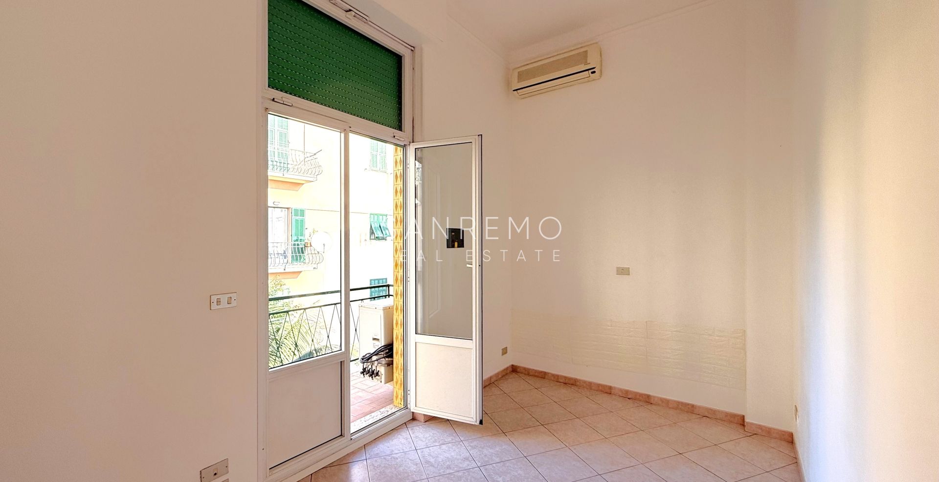 Appartement deux pièces avec terrasse et balcon, situé directement sur la plage entre les deux ports de la ville.