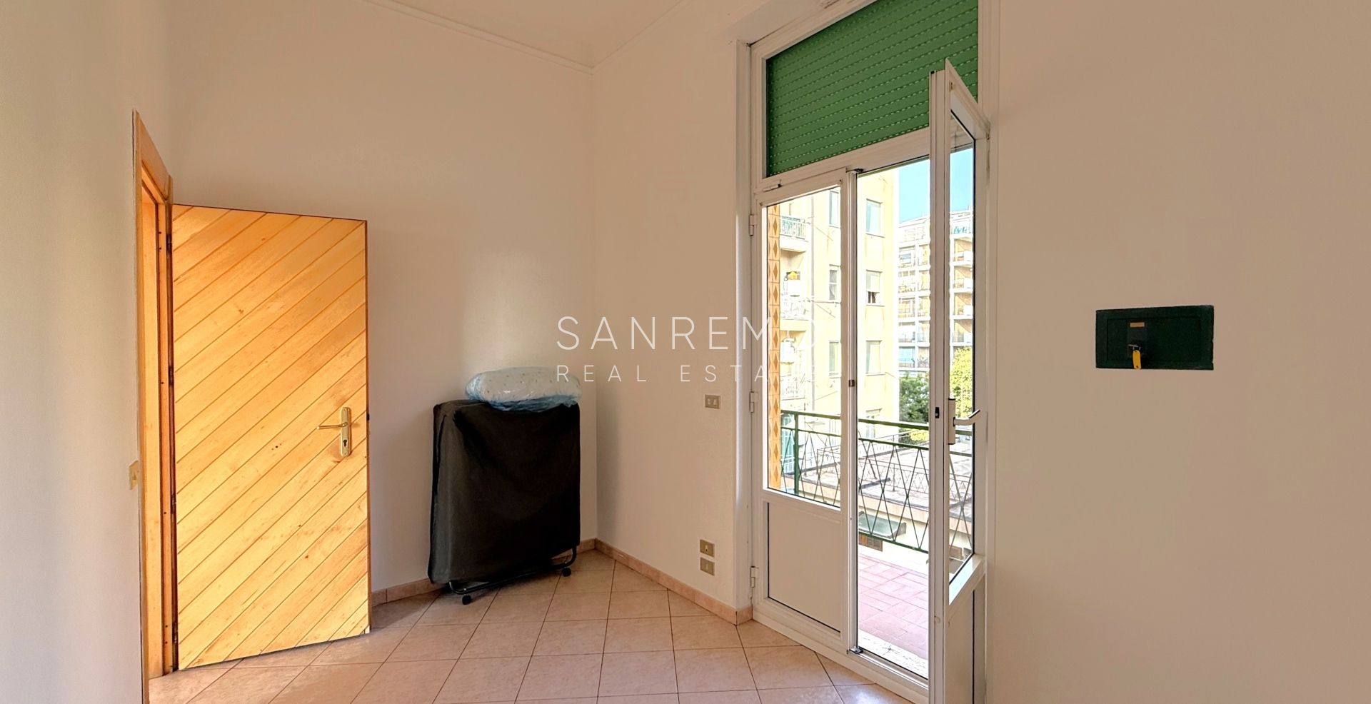 Appartement deux pièces avec terrasse et balcon, situé directement sur la plage entre les deux ports de la ville.