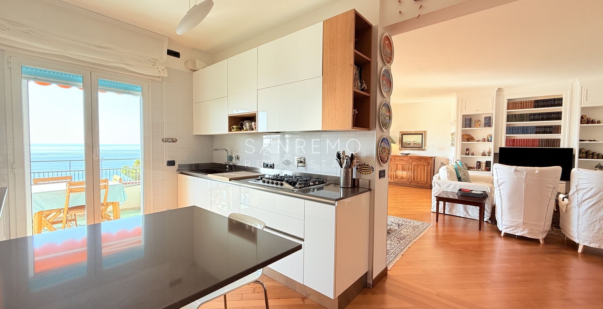 Superbe et lumineux appartement entièrement rénové dans une résidence de standing avec piscine