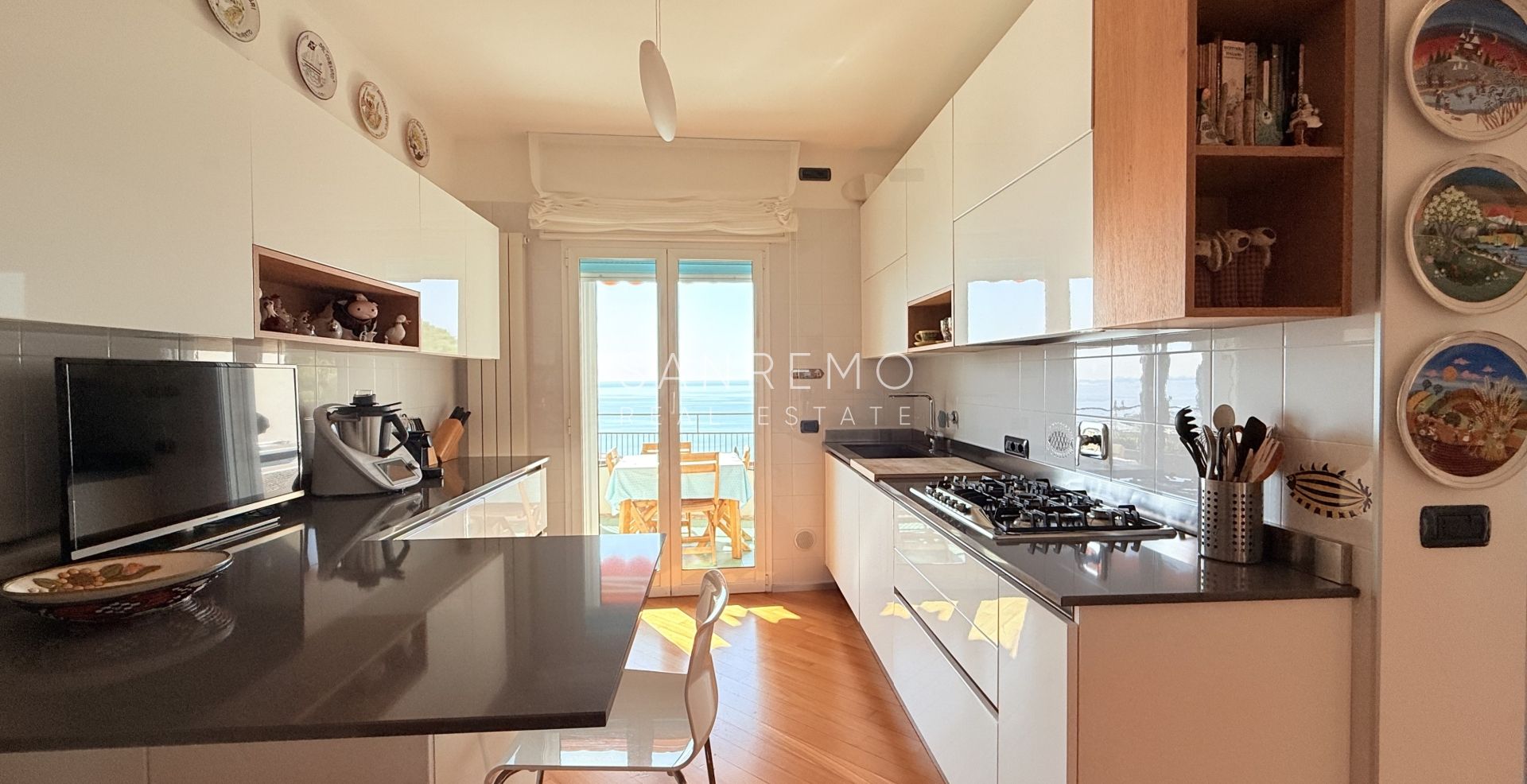 Superbe et lumineux appartement entièrement rénové dans une résidence de standing avec piscine