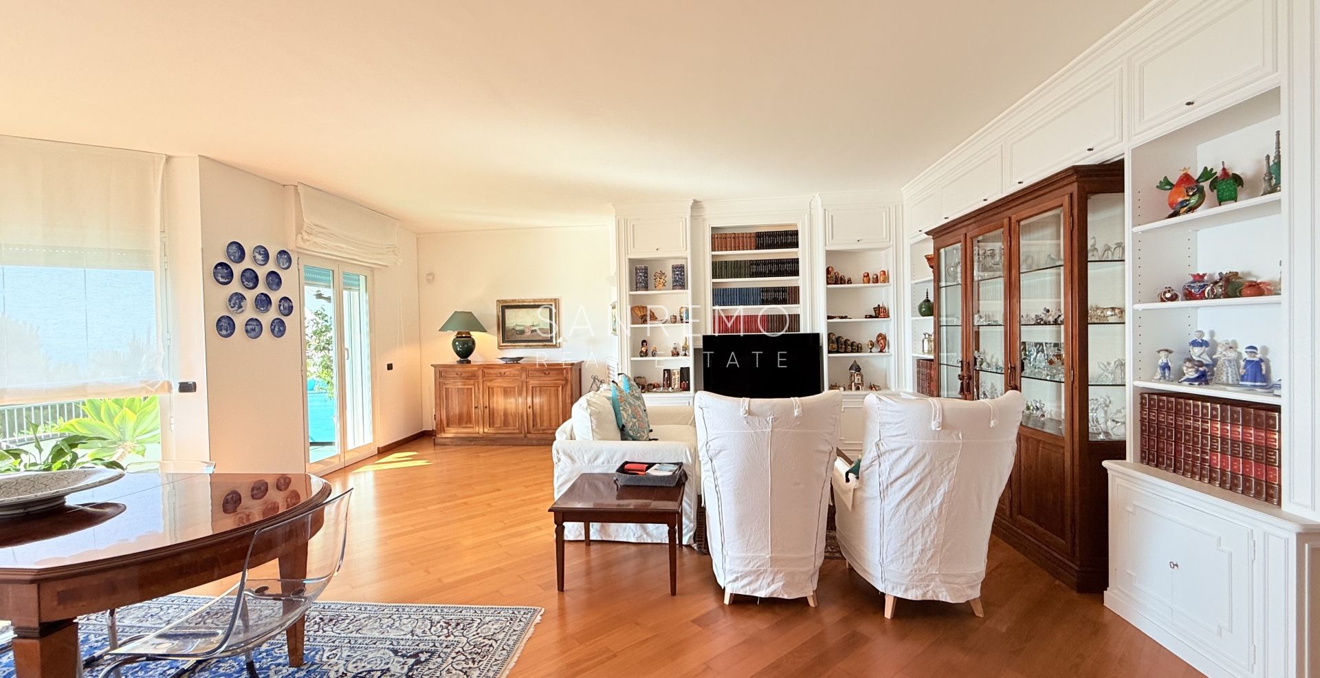 Superbe et lumineux appartement entièrement rénové dans une résidence de standing avec piscine