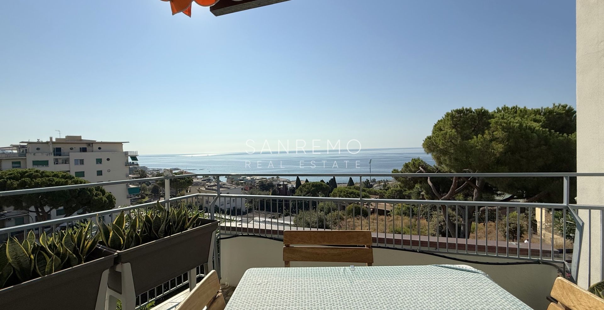 Superbe et lumineux appartement entièrement rénové dans une résidence de standing avec piscine