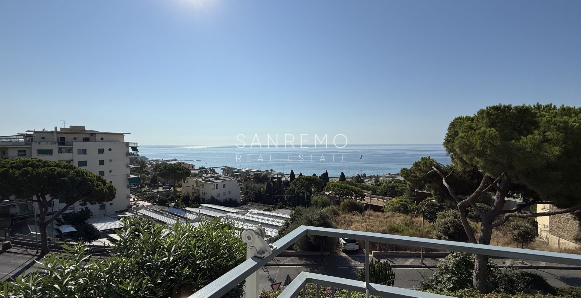 Superbe et lumineux appartement entièrement rénové dans une résidence de standing avec piscine