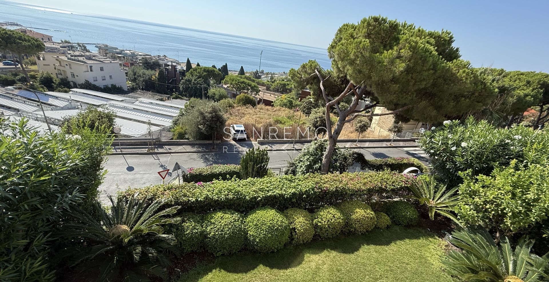 Superbe et lumineux appartement entièrement rénové dans une résidence de standing avec piscine