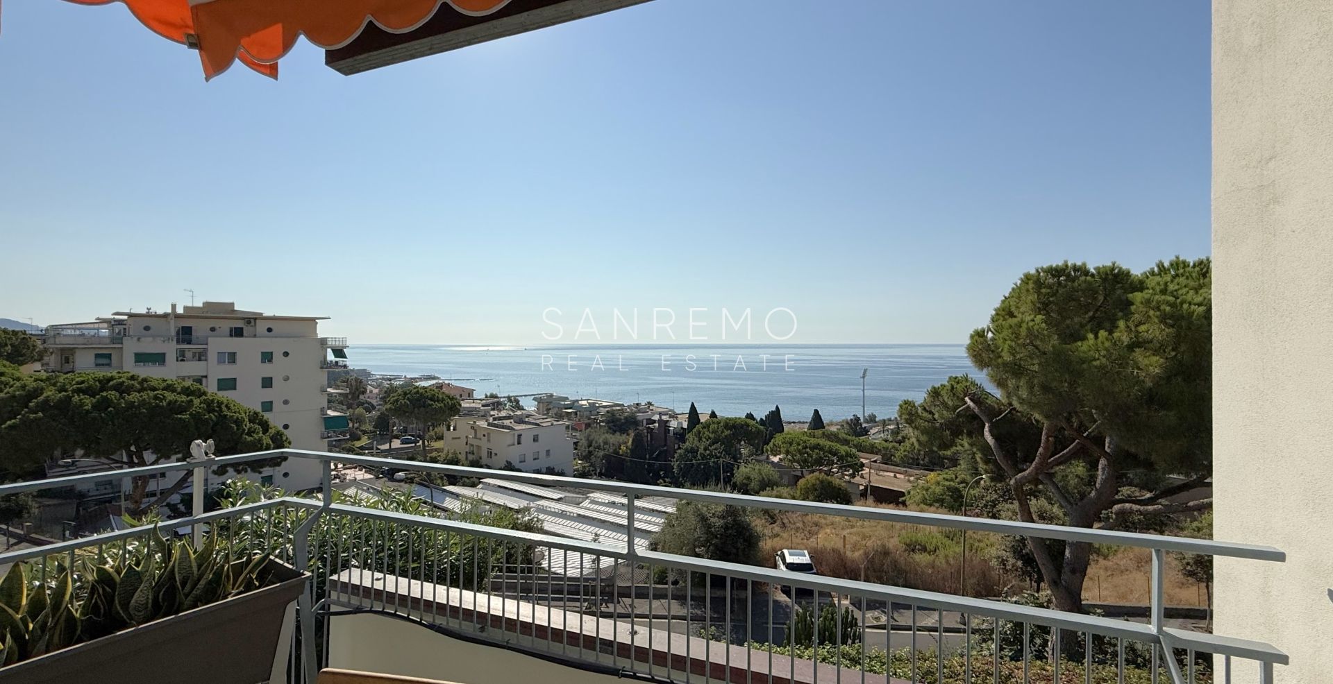 Superbe et lumineux appartement entièrement rénové dans une résidence de standing avec piscine