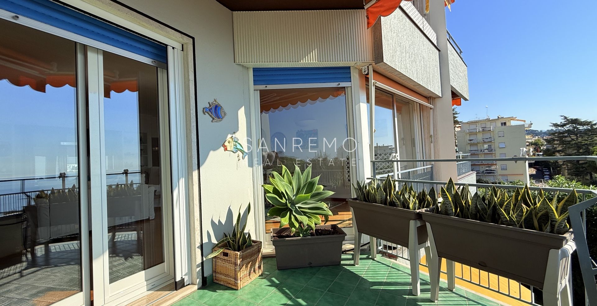 Superbe et lumineux appartement entièrement rénové dans une résidence de standing avec piscine