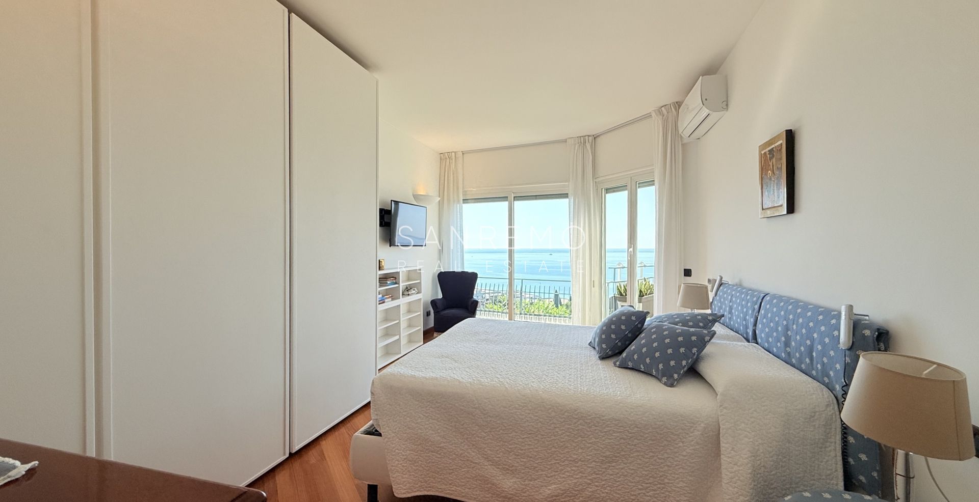 Superbe et lumineux appartement entièrement rénové dans une résidence de standing avec piscine