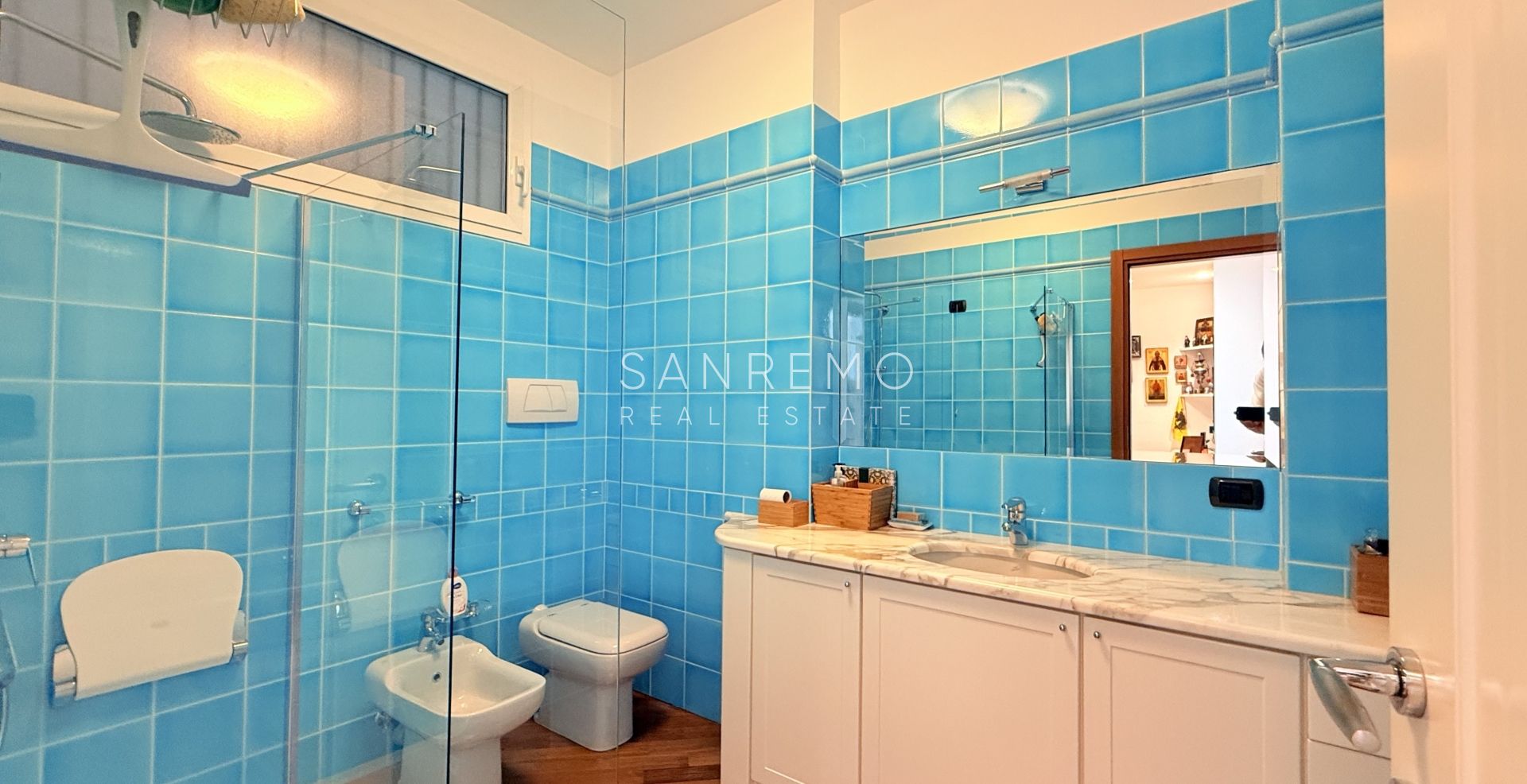 Superbe et lumineux appartement entièrement rénové dans une résidence de standing avec piscine