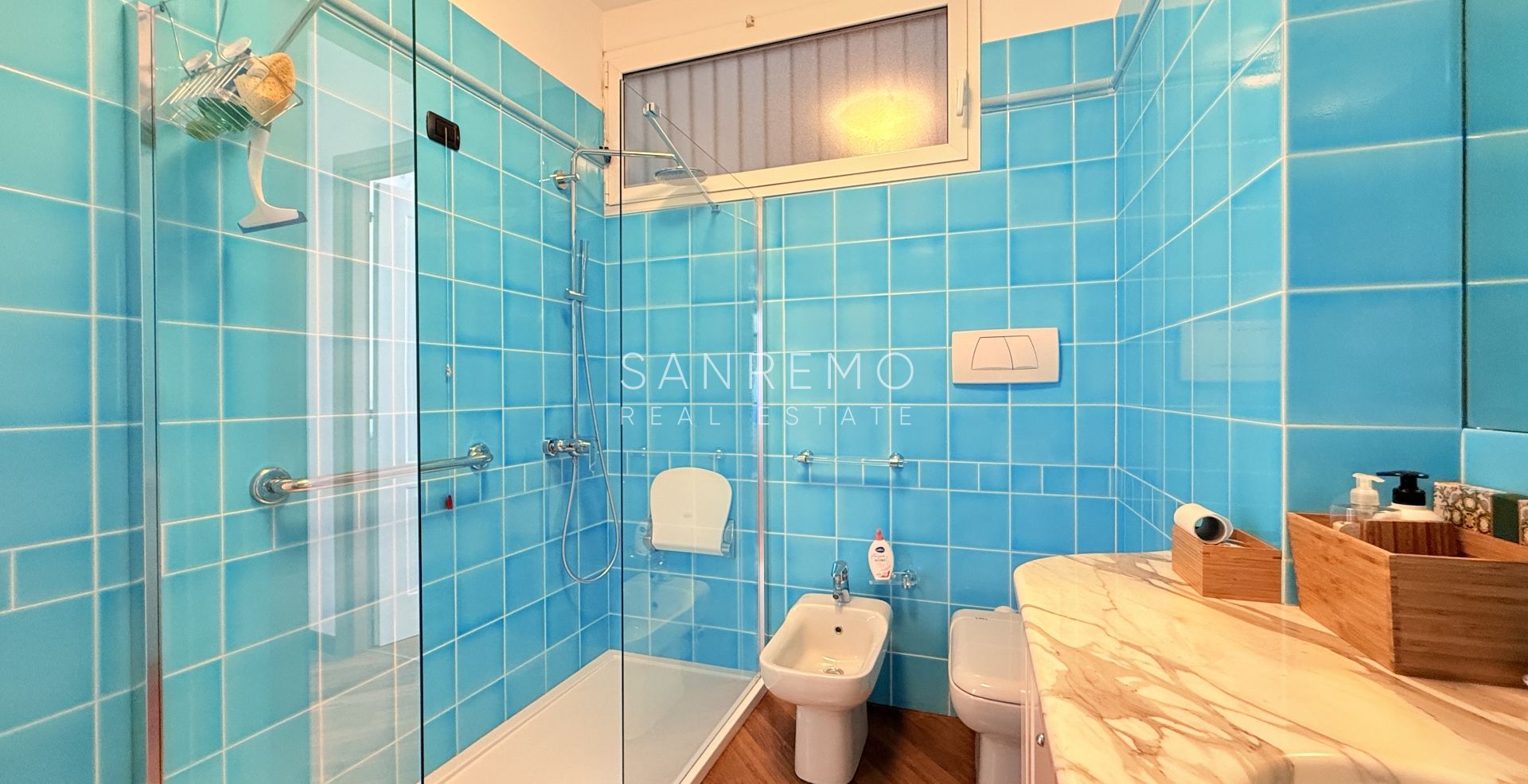 Superbe et lumineux appartement entièrement rénové dans une résidence de standing avec piscine