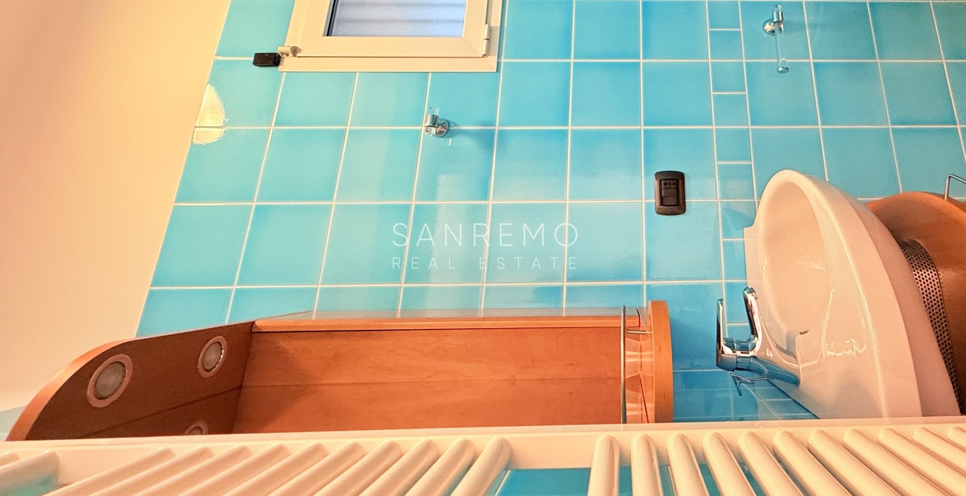 Superbe et lumineux appartement entièrement rénové dans une résidence de standing avec piscine