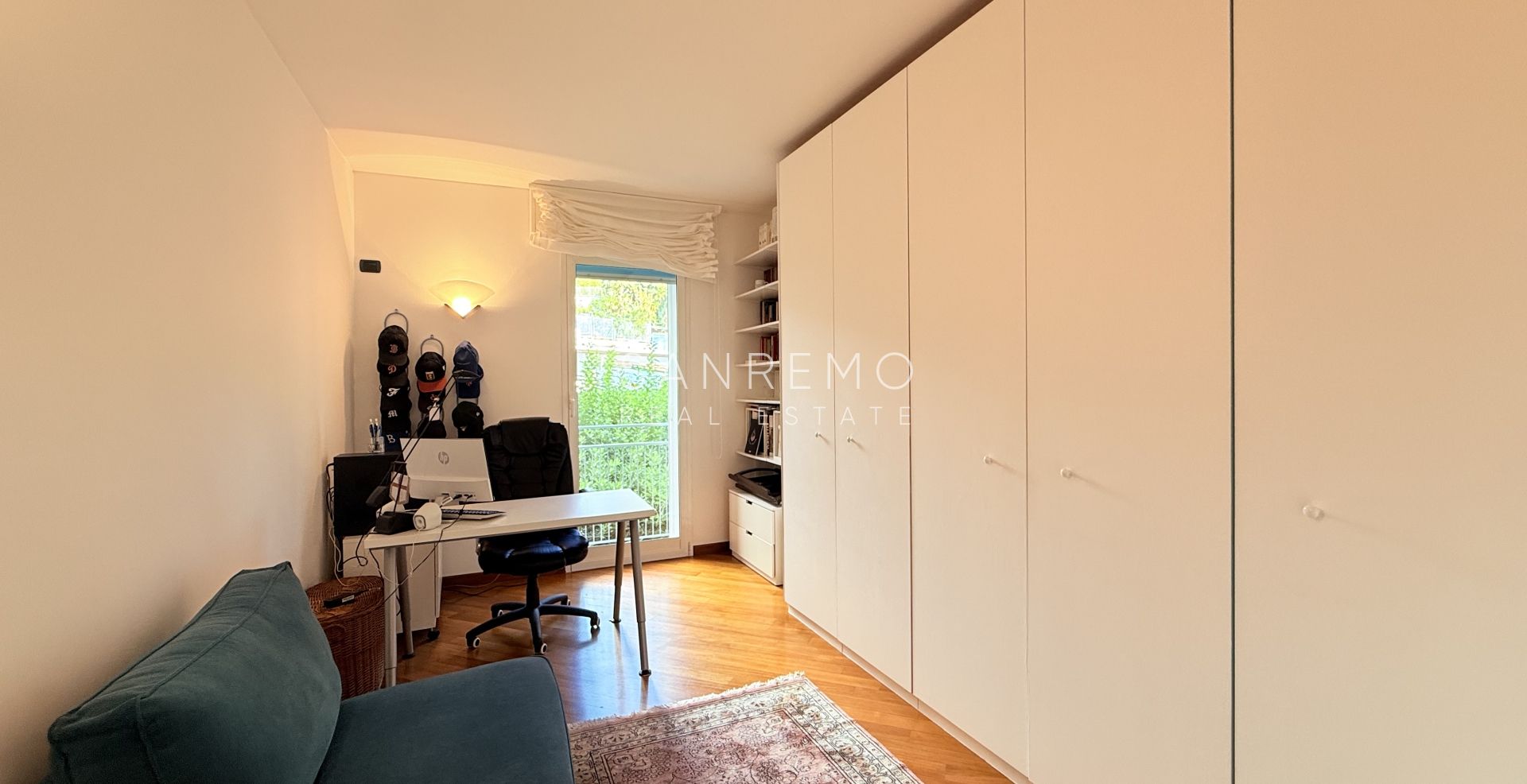 Superbe et lumineux appartement entièrement rénové dans une résidence de standing avec piscine