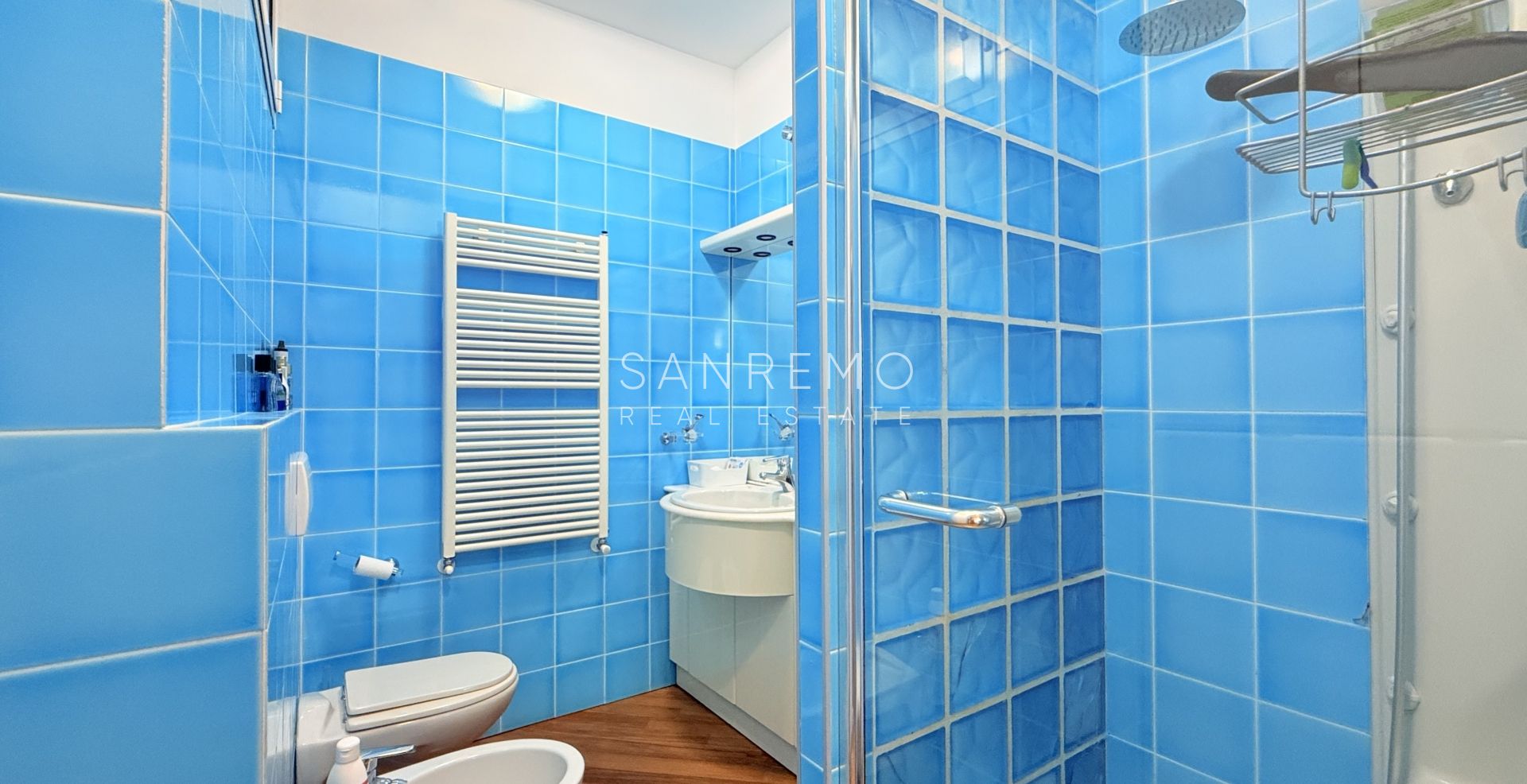 Superbe et lumineux appartement entièrement rénové dans une résidence de standing avec piscine