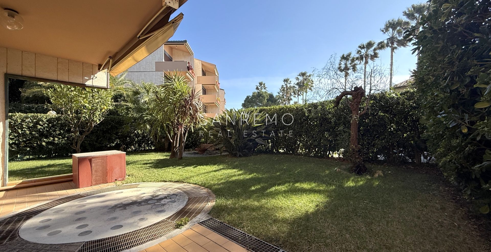 Appartement de trois pièces en bord de mer dans un élégant complexe avec piscine