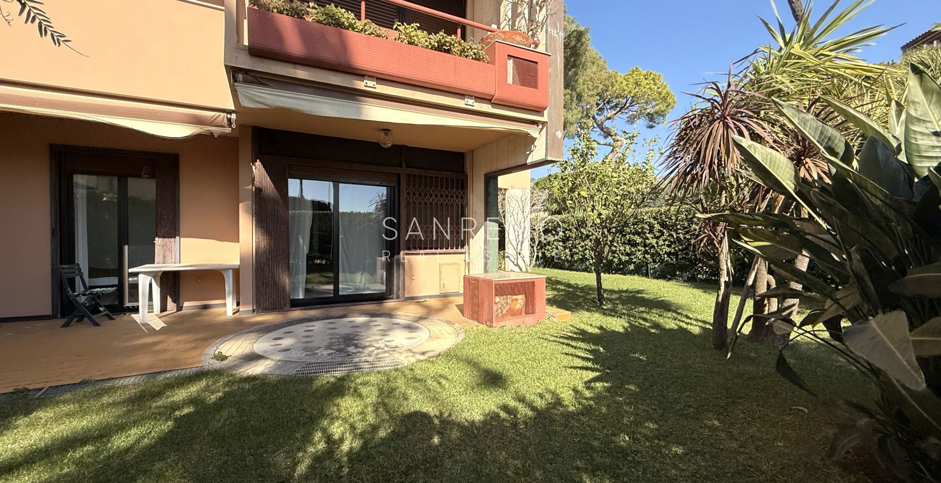 Appartement de trois pièces en bord de mer dans un élégant complexe avec piscine