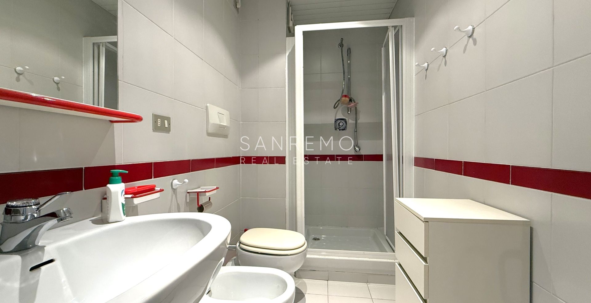 Appartement de trois pièces en bord de mer dans un élégant complexe avec piscine