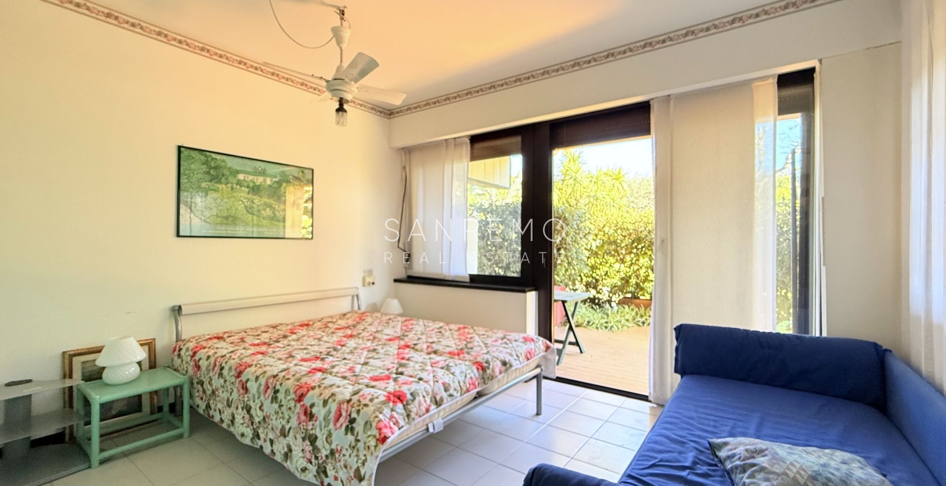 Appartement de trois pièces en bord de mer dans un élégant complexe avec piscine