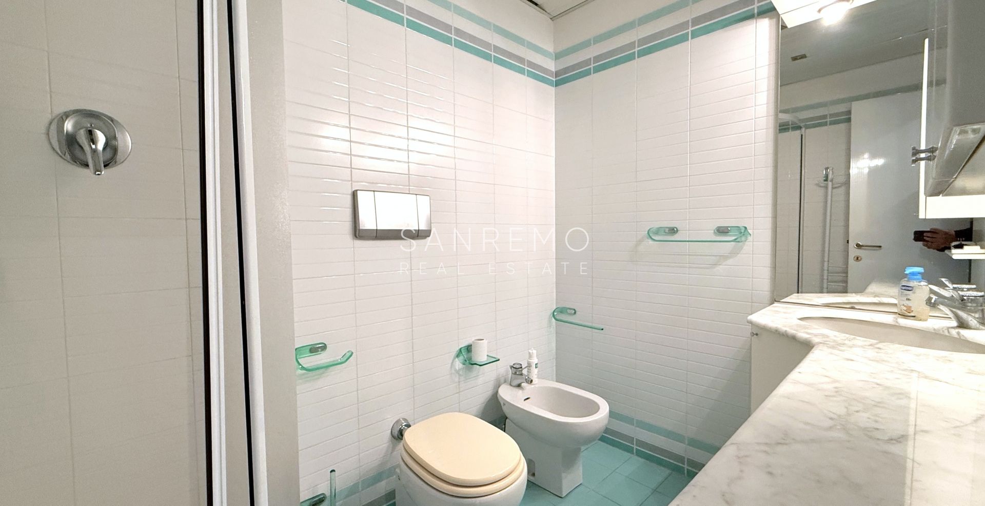 Appartement de trois pièces en bord de mer dans un élégant complexe avec piscine