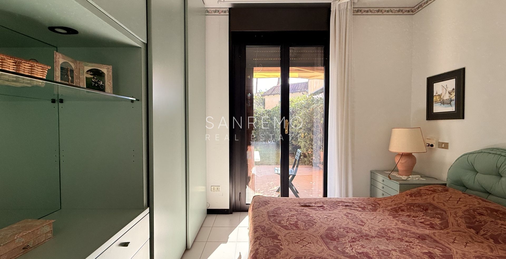 Appartement de trois pièces en bord de mer dans un élégant complexe avec piscine