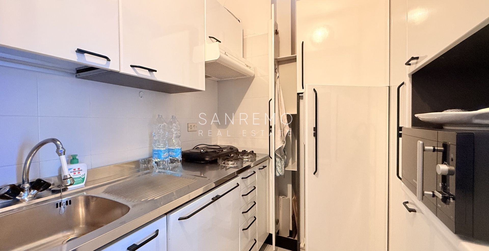 Appartement de trois pièces en bord de mer dans un élégant complexe avec piscine