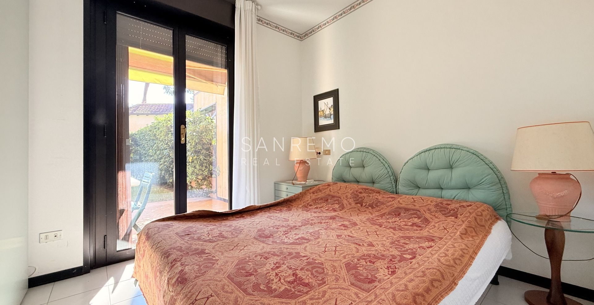 Appartement de trois pièces en bord de mer dans un élégant complexe avec piscine