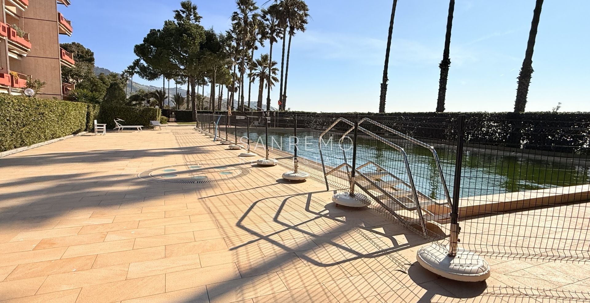 Appartement de trois pièces en bord de mer dans un élégant complexe avec piscine