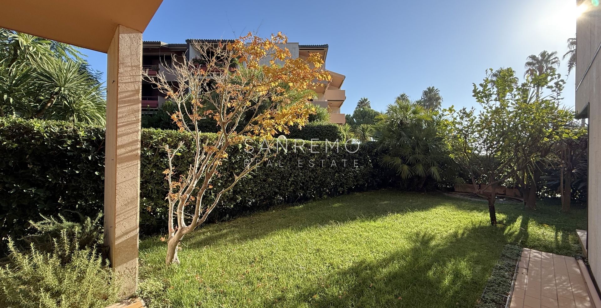 Appartement de trois pièces en bord de mer dans un élégant complexe avec piscine