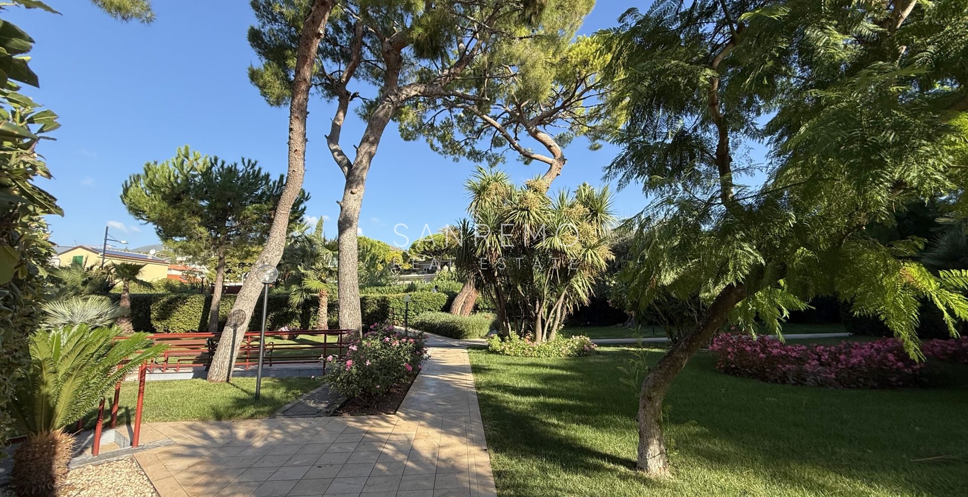 Appartement de trois pièces en bord de mer dans un élégant complexe avec piscine