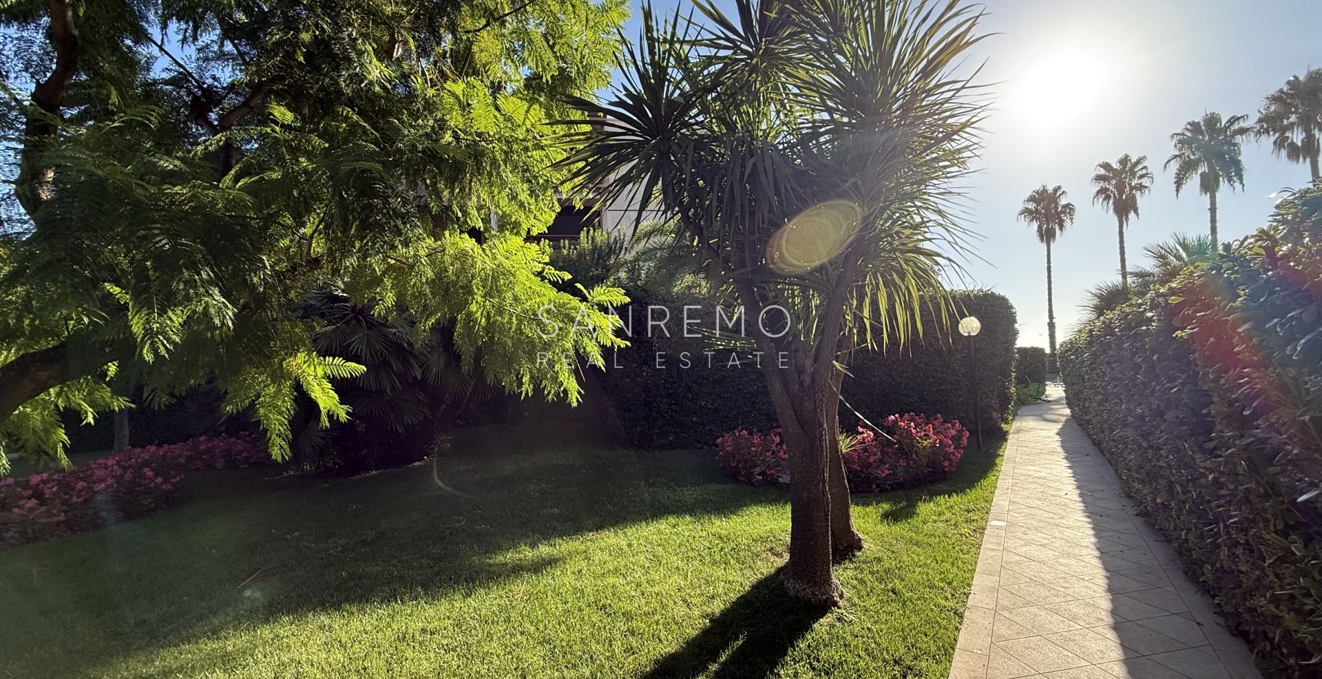 Appartement de trois pièces en bord de mer dans un élégant complexe avec piscine