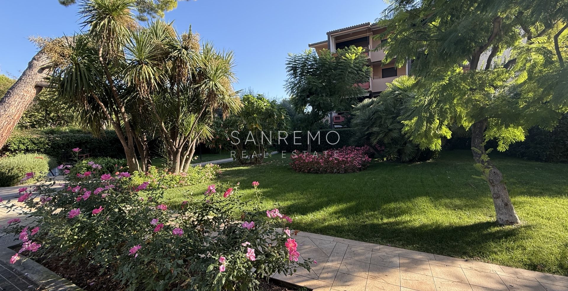 Appartement de trois pièces en bord de mer dans un élégant complexe avec piscine
