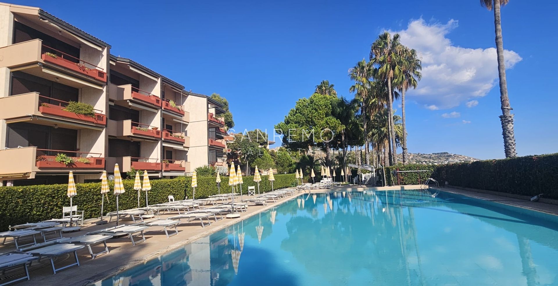 Appartement de trois pièces en bord de mer dans un élégant complexe avec piscine