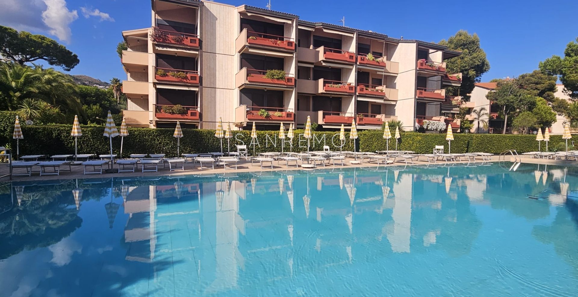 Appartement de trois pièces en bord de mer dans un élégant complexe avec piscine
