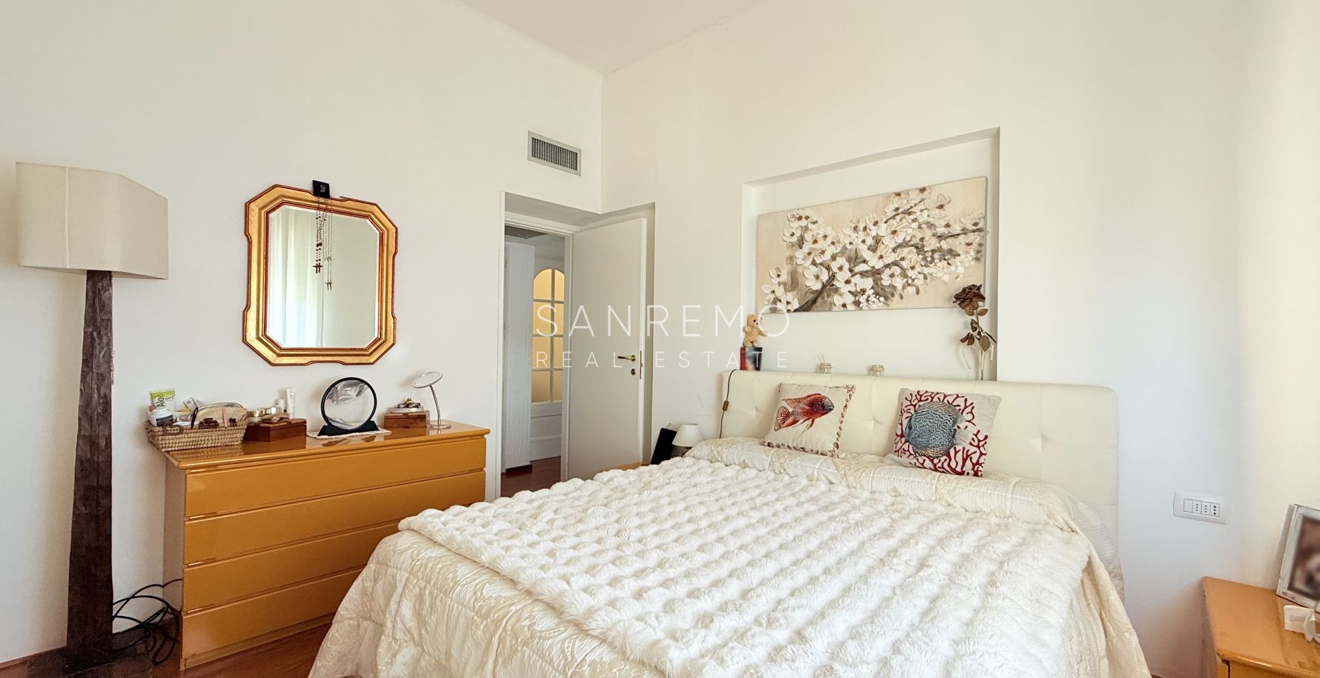 Appartement sur deux niveaux avec une très belle vue sur tout le golfe d’Ospedaletti