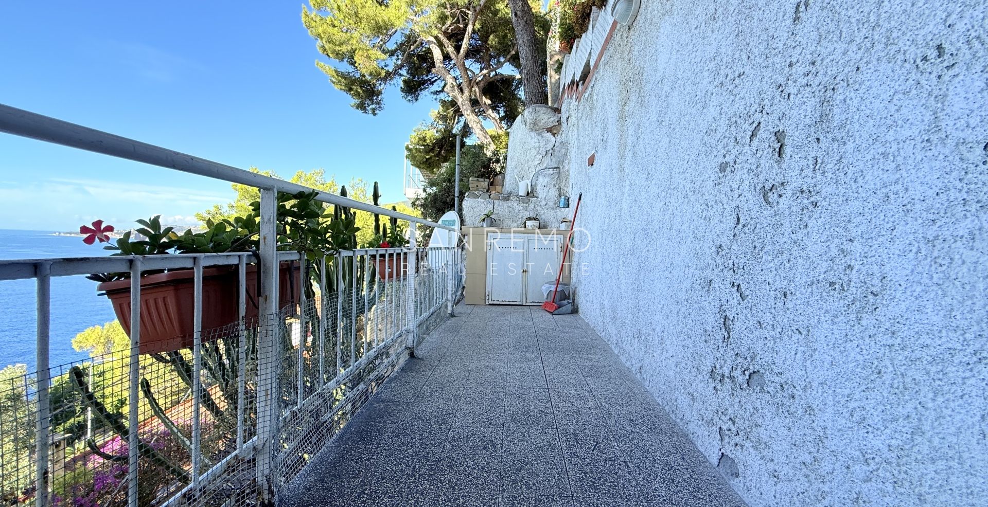 Appartement sur deux niveaux avec une très belle vue sur tout le golfe d’Ospedaletti