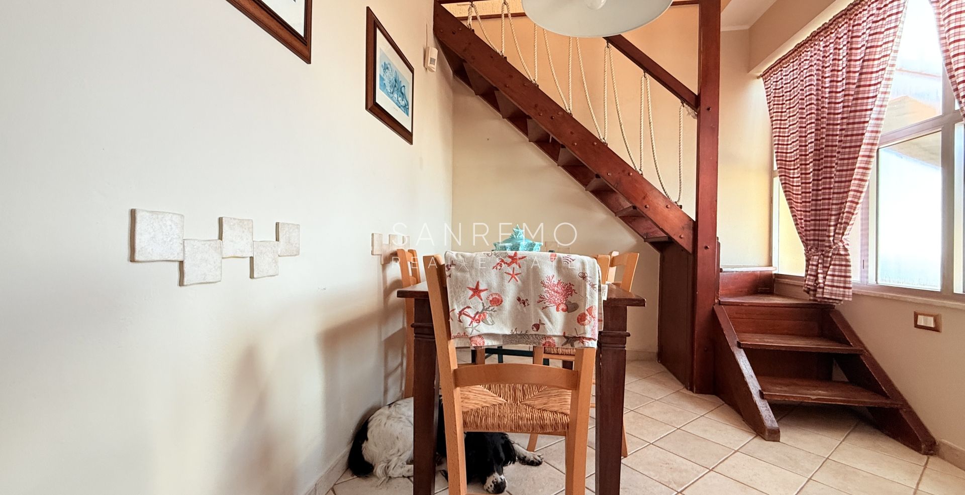 Appartement sur deux niveaux avec une très belle vue sur tout le golfe d’Ospedaletti