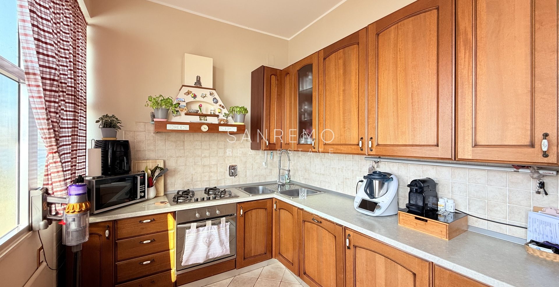 Appartement sur deux niveaux avec une très belle vue sur tout le golfe d’Ospedaletti