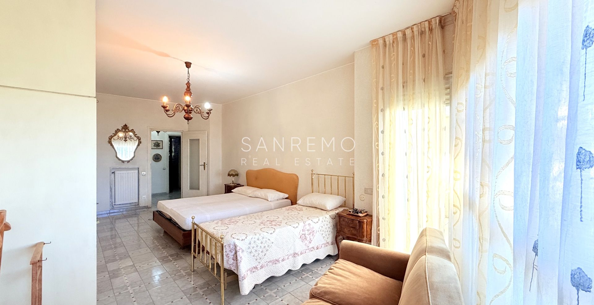 Appartement de 130 m² avec terrasse, situé sur un terrain plat et à quelques pas des plages et de la piste cyclable.