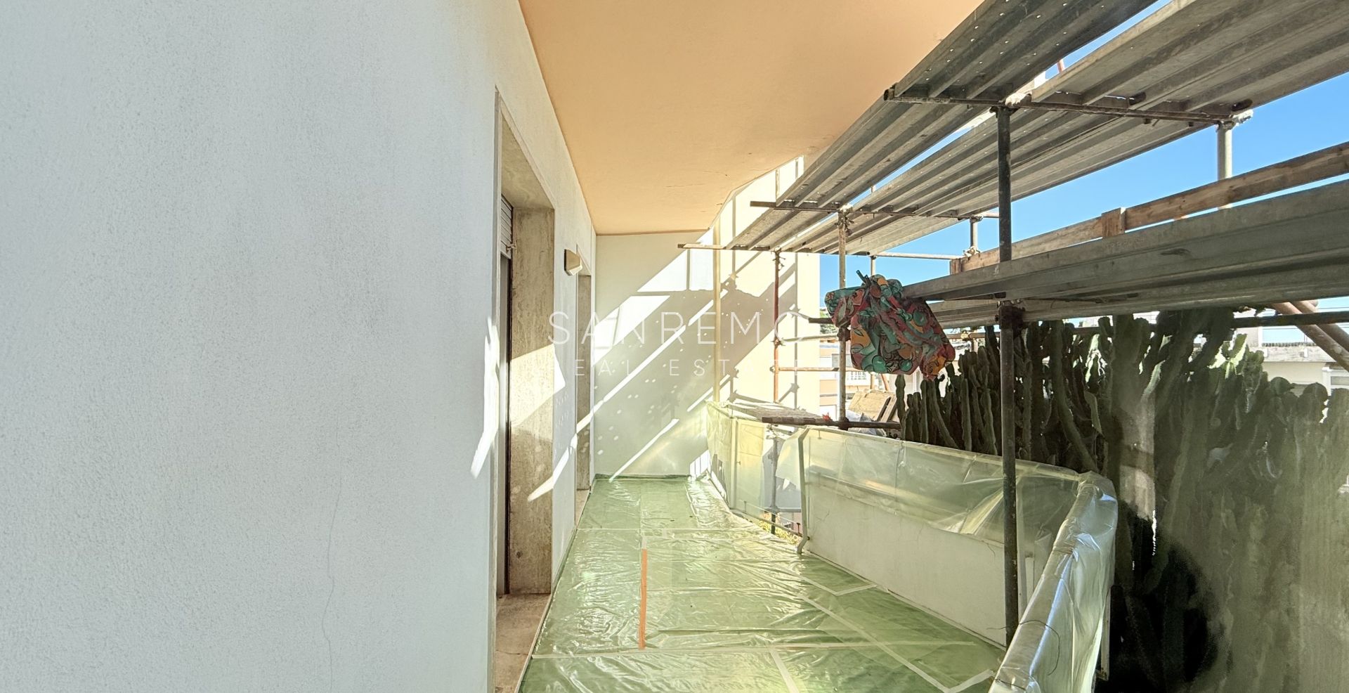 Appartement de 130 m² avec terrasse, situé sur un terrain plat et à quelques pas des plages et de la piste cyclable.