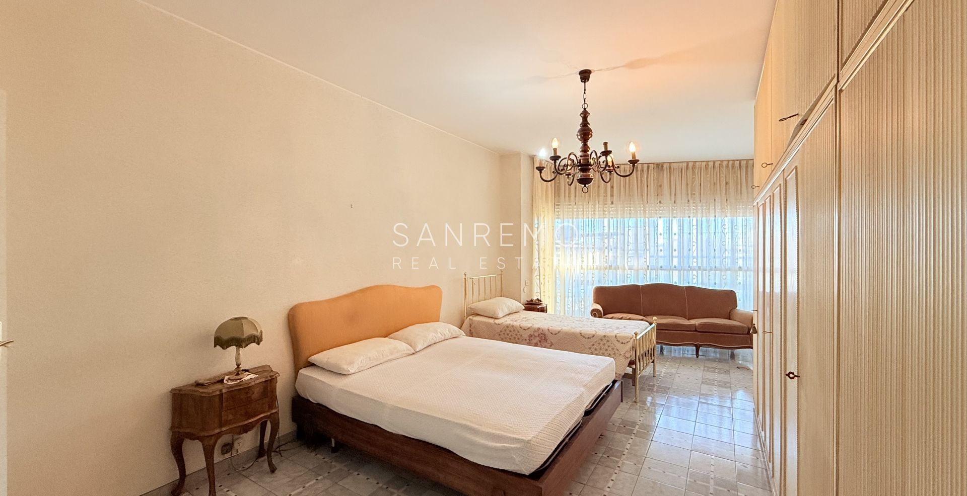 Appartement de 130 m² avec terrasse, situé sur un terrain plat et à quelques pas des plages et de la piste cyclable.