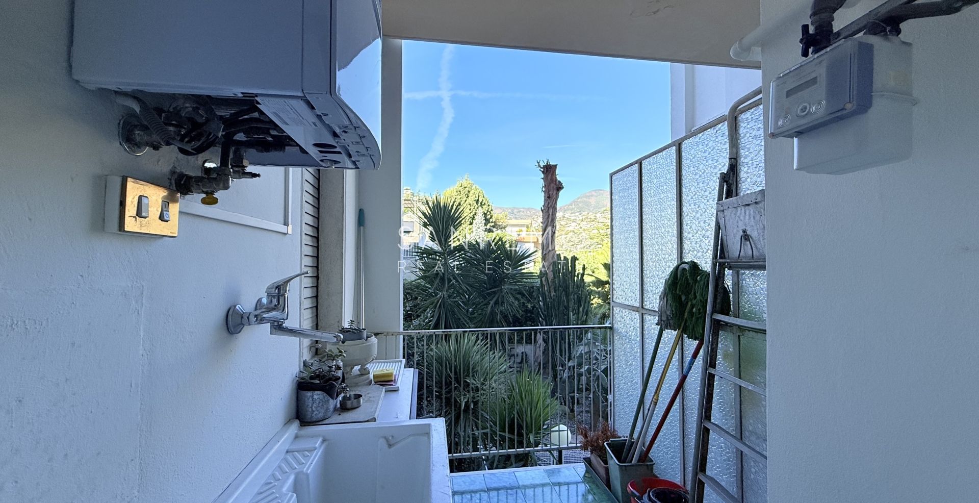 Appartement de 130 m² avec terrasse, situé sur un terrain plat et à quelques pas des plages et de la piste cyclable.