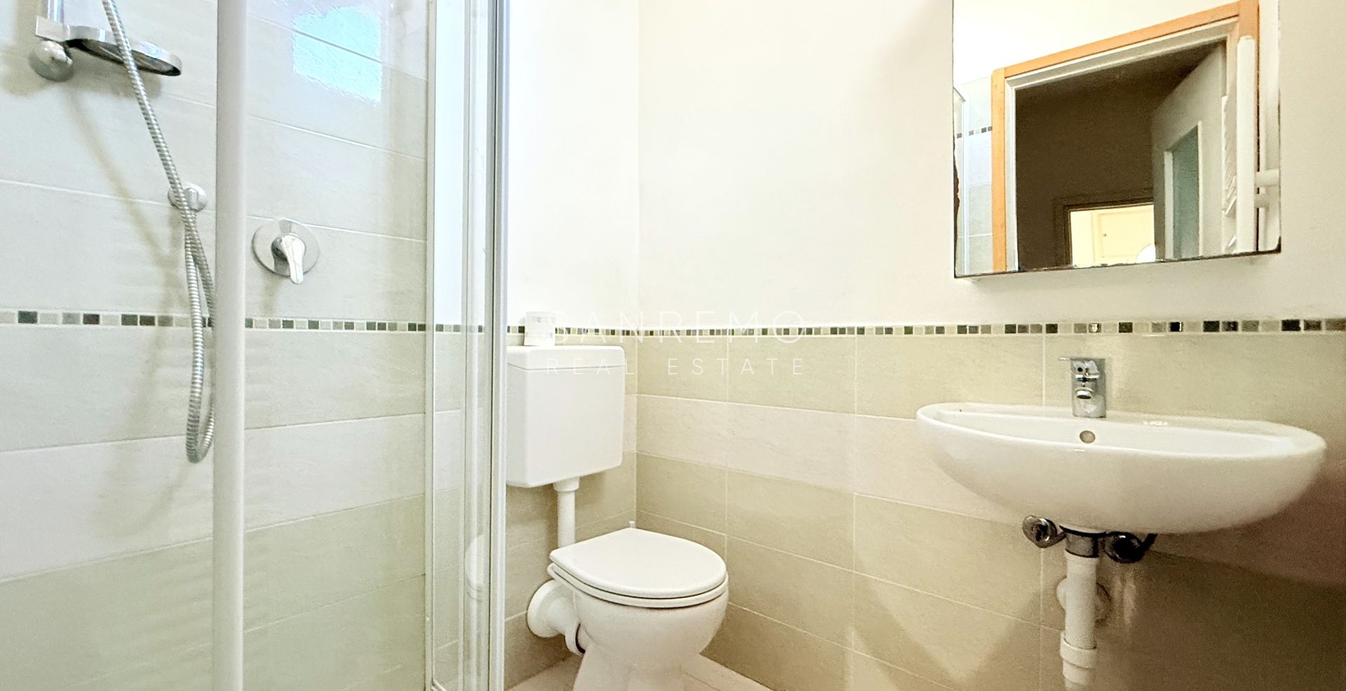 Appartement de 130 m² avec terrasse, situé sur un terrain plat et à quelques pas des plages et de la piste cyclable.