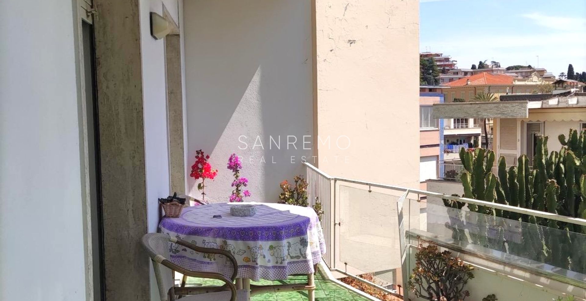 Appartement de 130 m² avec terrasse, situé sur un terrain plat et à quelques pas des plages et de la piste cyclable.