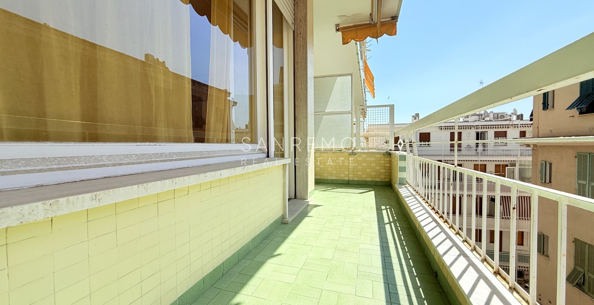 Grand studio avec terrasse à quelques pas du Casino