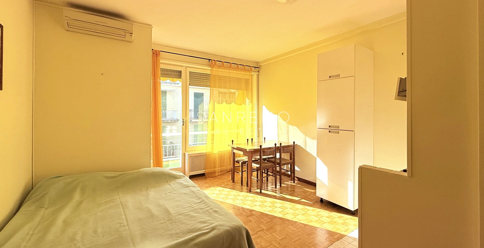 Grand studio avec terrasse à quelques pas du Casino