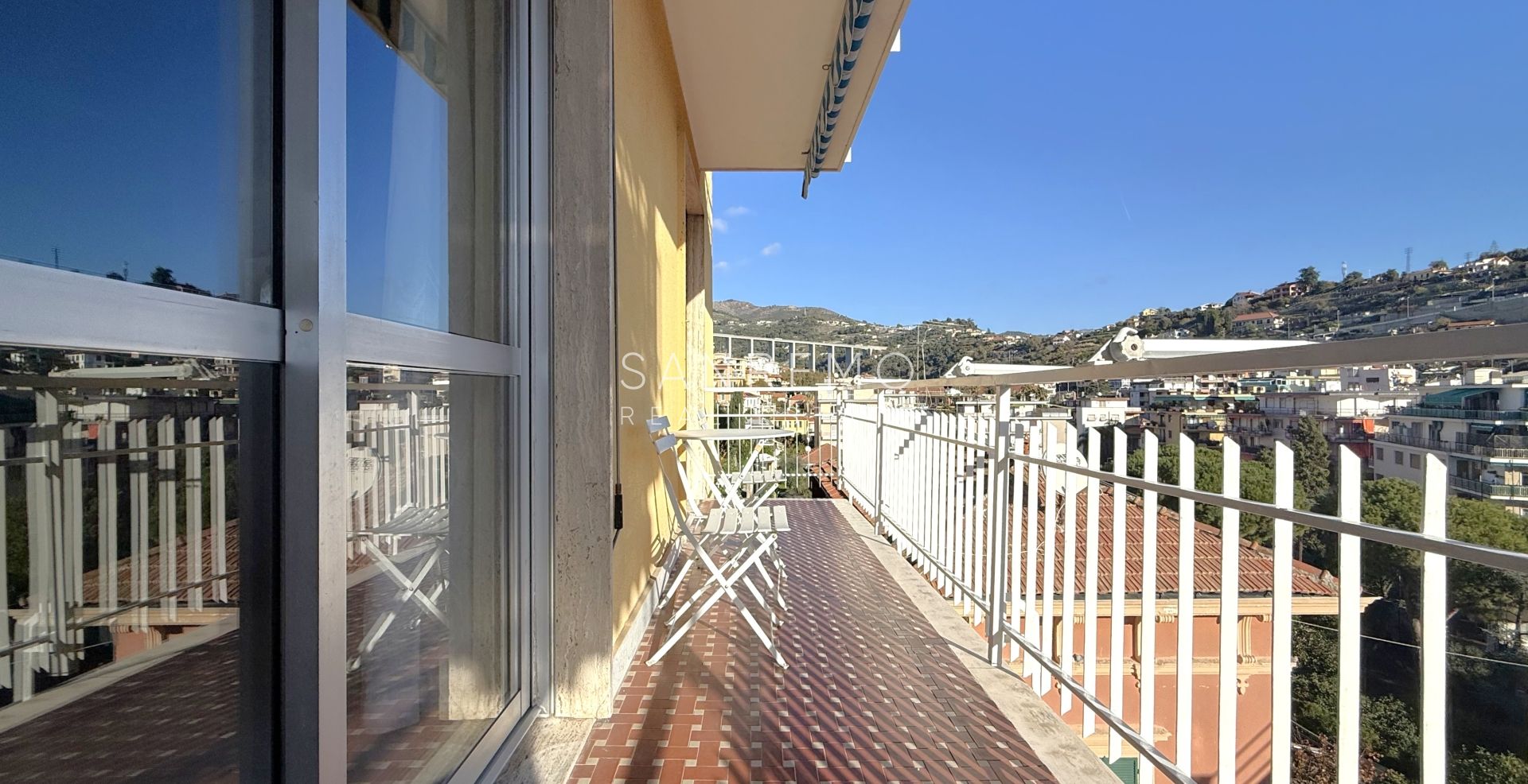 Appartement trois pièces lumineux avec petite terrasse à quelques pas des jardins de la Villa Ormond