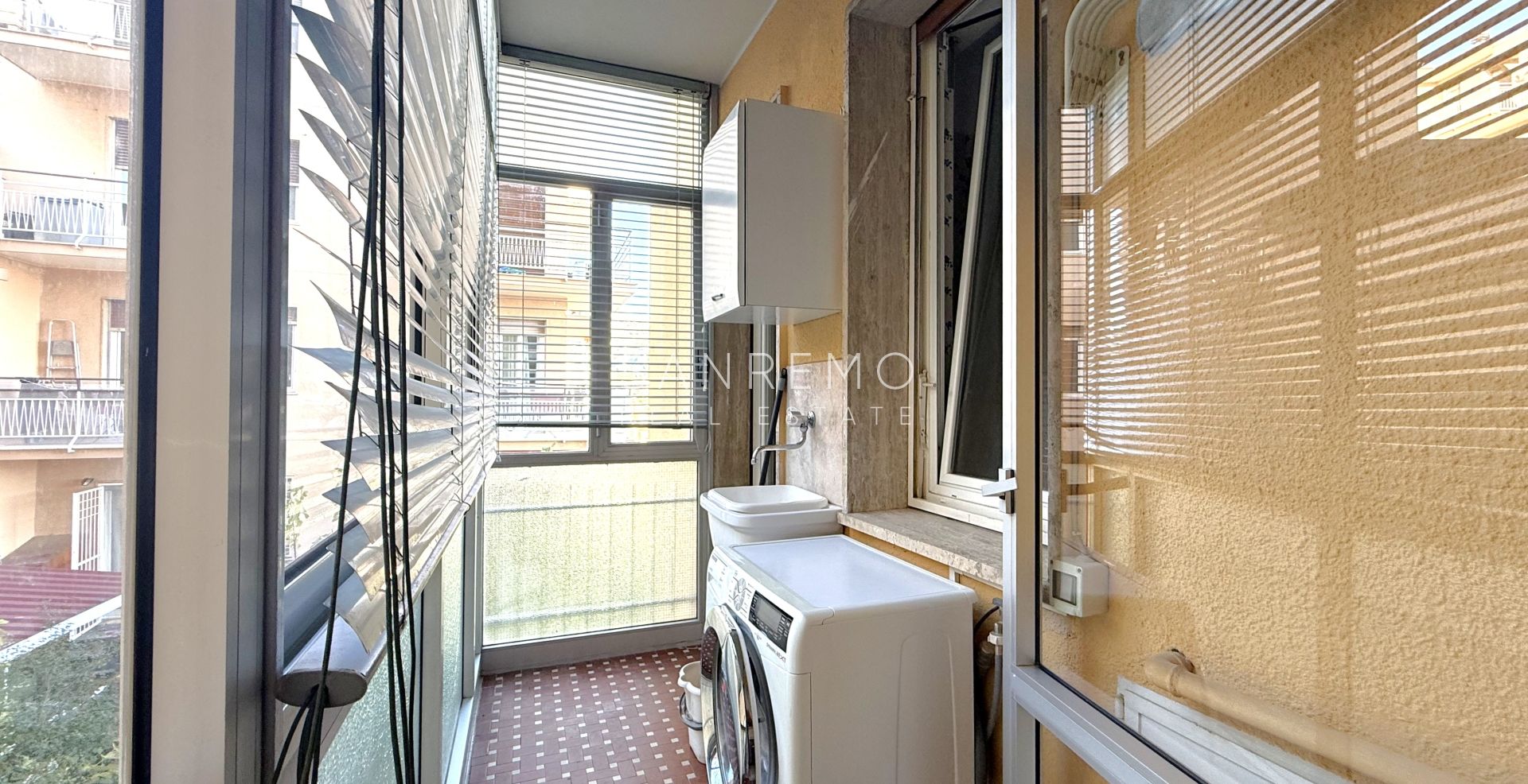 Appartement trois pièces lumineux avec petite terrasse à quelques pas des jardins de la Villa Ormond