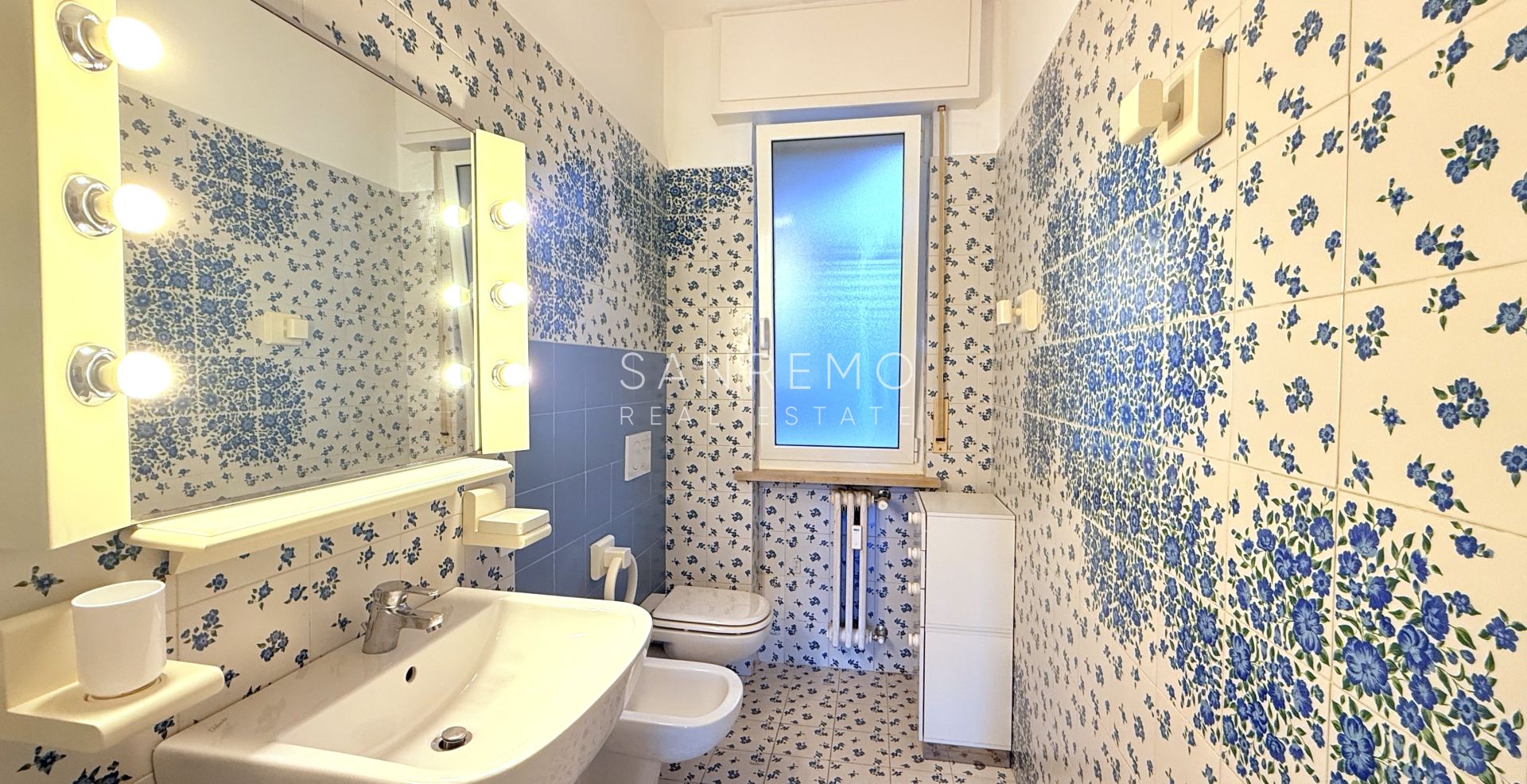 Appartement trois pièces lumineux avec petite terrasse à quelques pas des jardins de la Villa Ormond