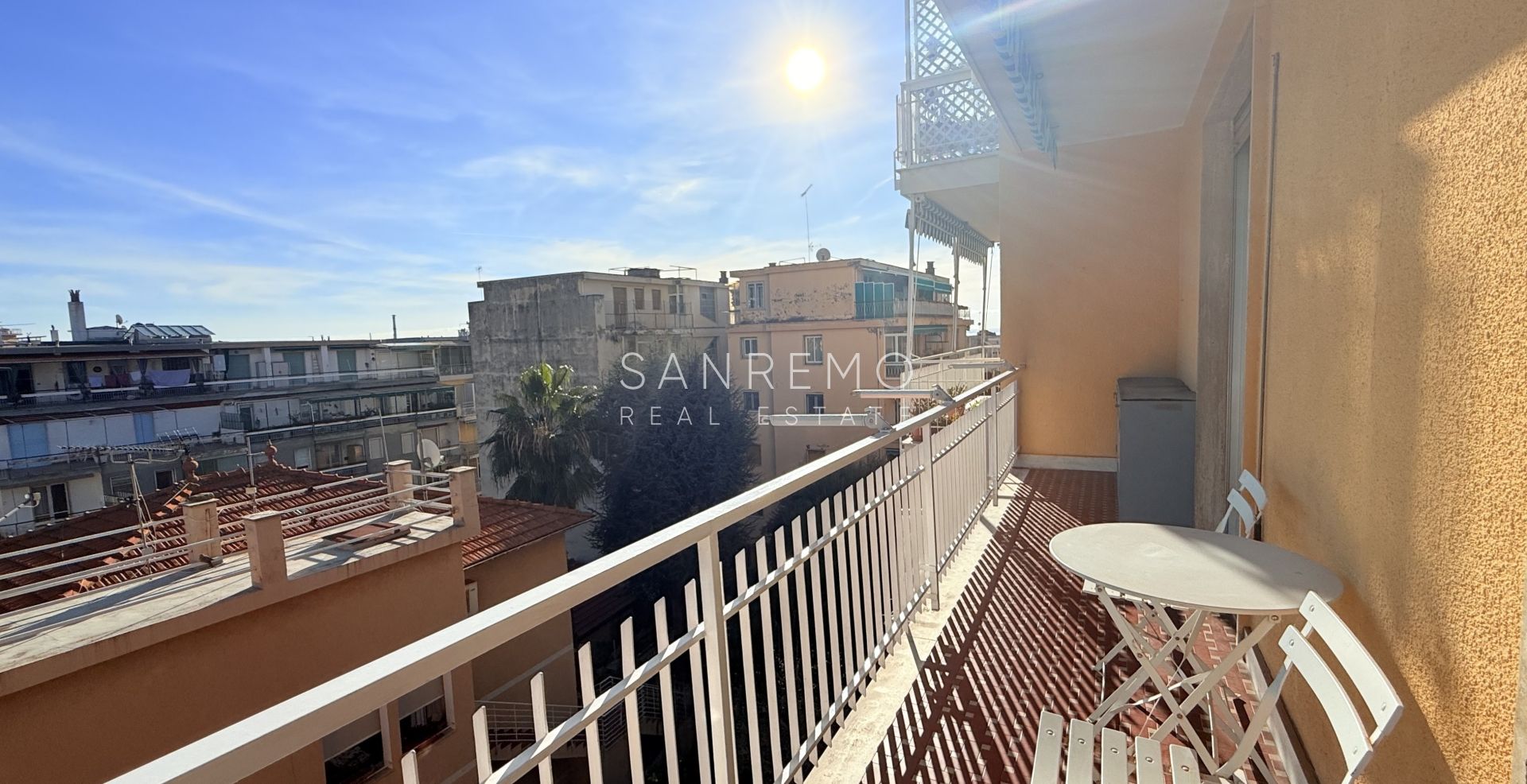 Appartement trois pièces lumineux avec petite terrasse à quelques pas des jardins de la Villa Ormond