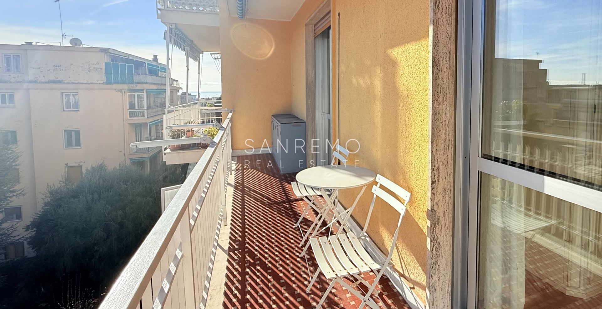 Appartement trois pièces lumineux avec petite terrasse à quelques pas des jardins de la Villa Ormond
