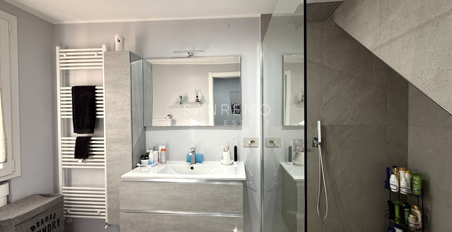 Appartement sur deux niveaux dans un complexe résidentiel avec piscine