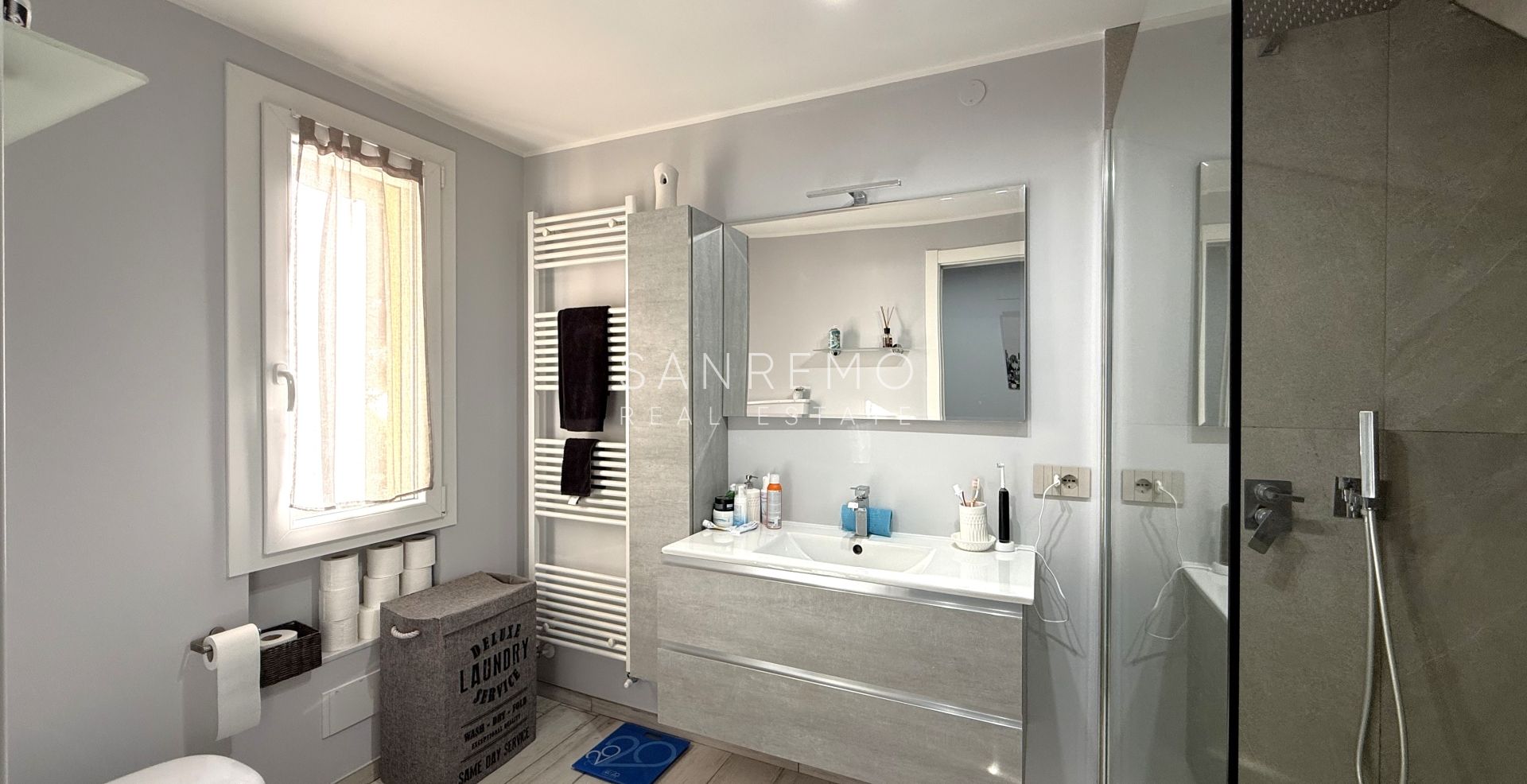 Appartement sur deux niveaux dans un complexe résidentiel avec piscine